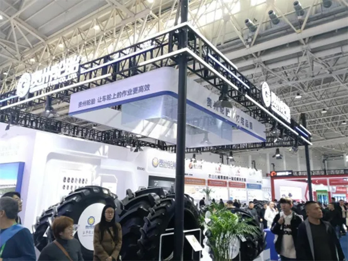 九游体育轮胎闪耀2025国际农机展——农业子午胎凭“省油+护土”硬核出圈